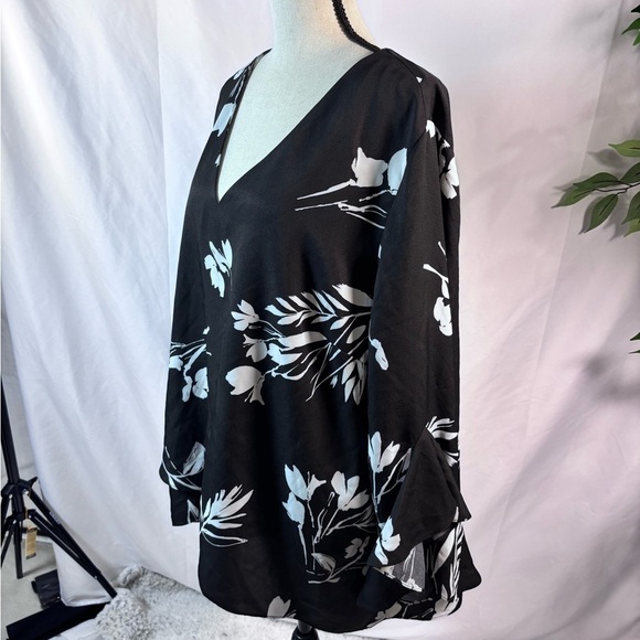 Vince Camuto Black and White Floral Blouse 🖤🖤 - Picture 8 of 14